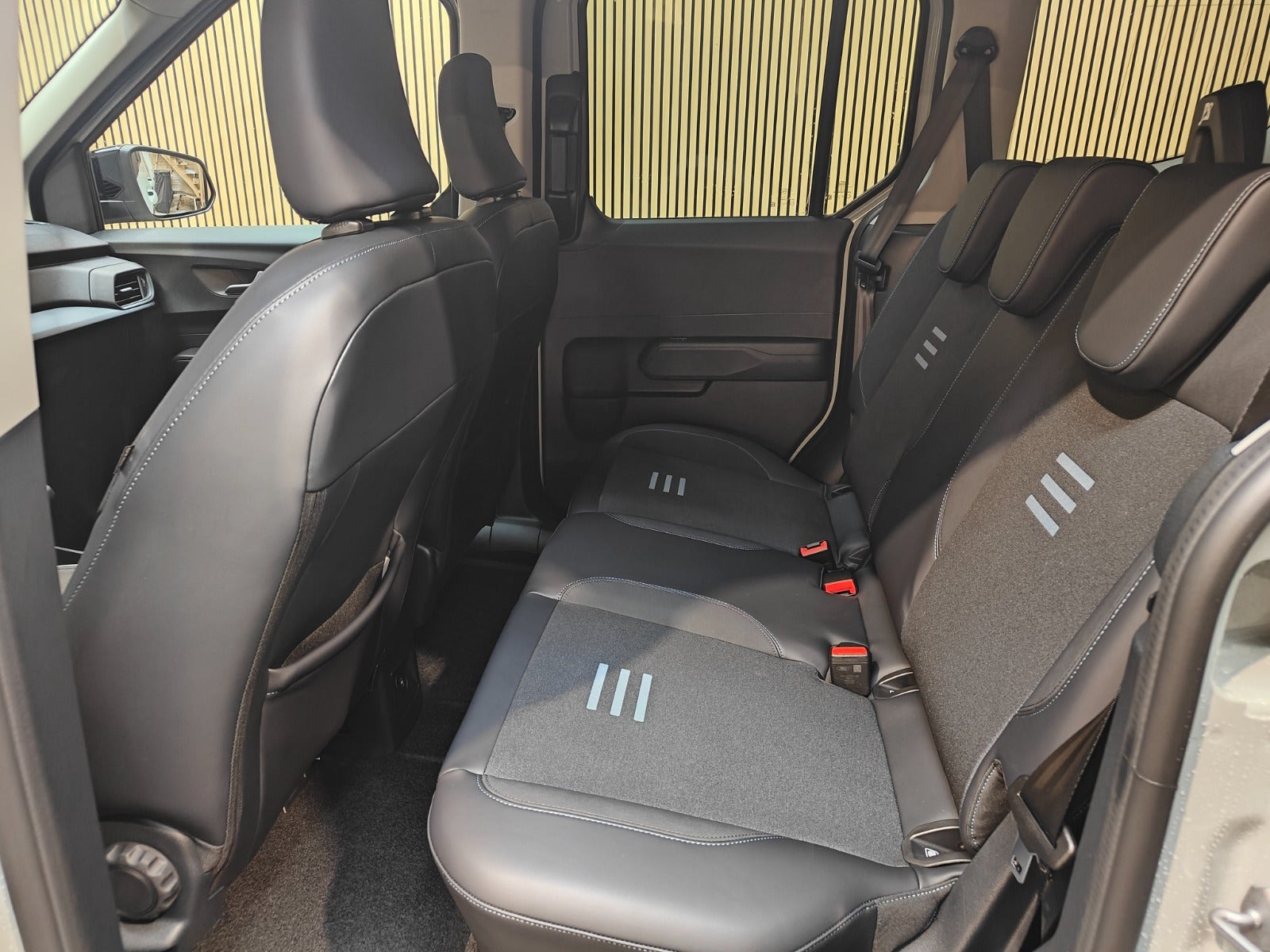 Grå Ford E-Tourneo Courier fra 2026