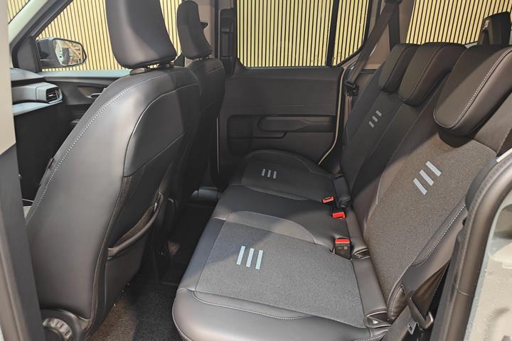 Grå Ford E-Tourneo Courier fra 2026