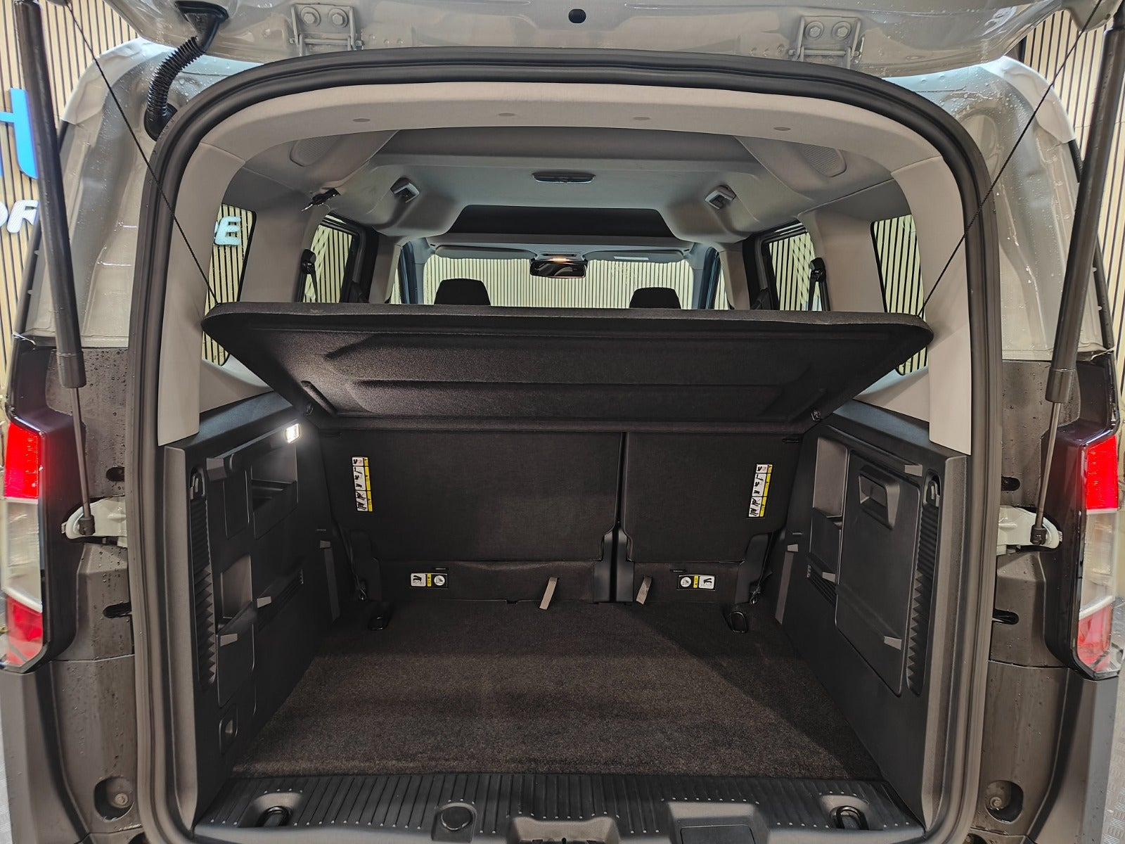 Grå Ford E-Tourneo Courier fra 2026