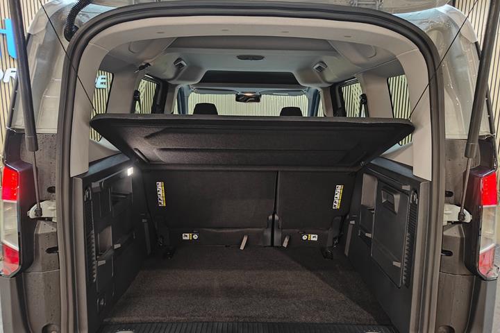 Grå Ford E-Tourneo Courier fra 2026