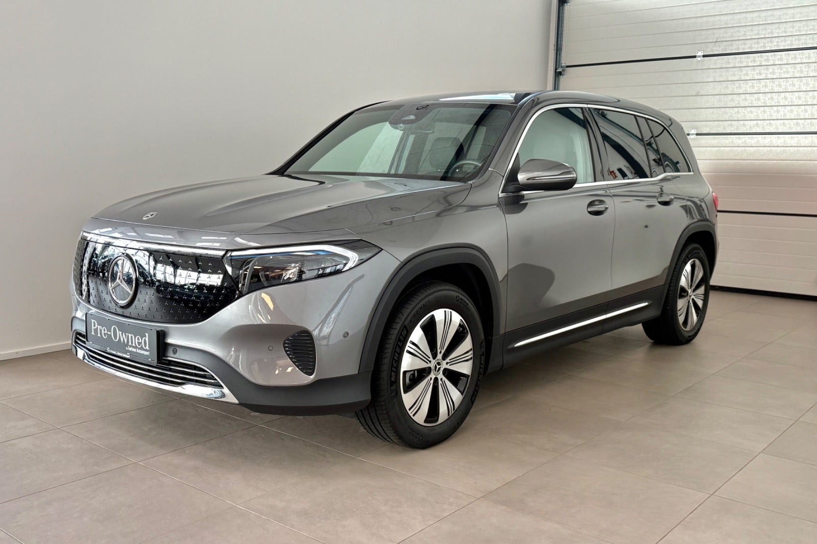 Grå Mercedes EQB250+ fra 2025
