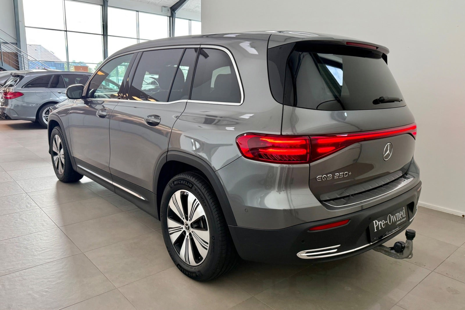 Grå Mercedes EQB250+ fra 2025
