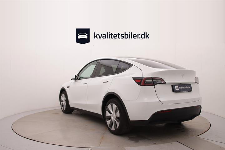 Hvid Tesla Model Y fra 2023