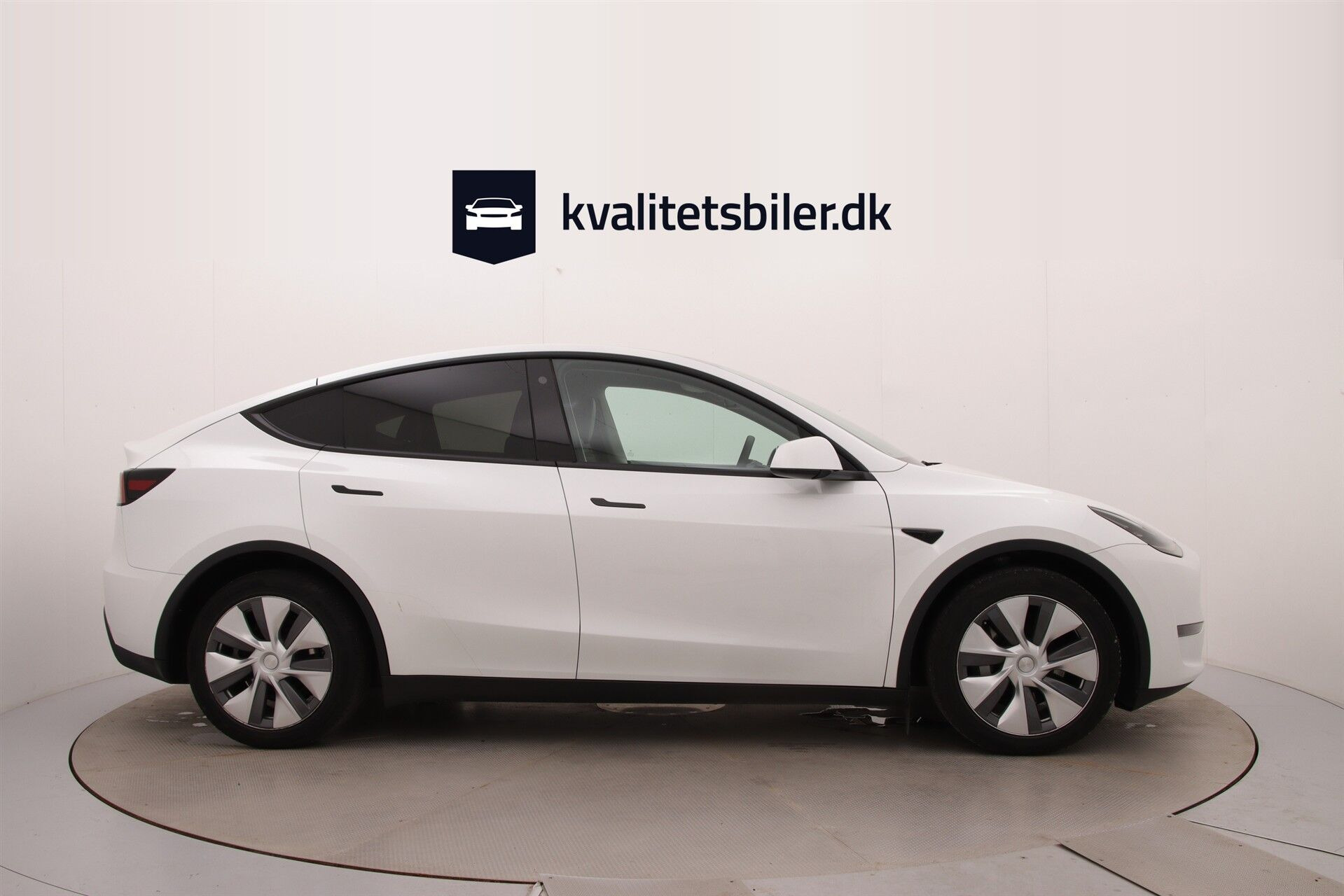 Hvid Tesla Model Y fra 2023
