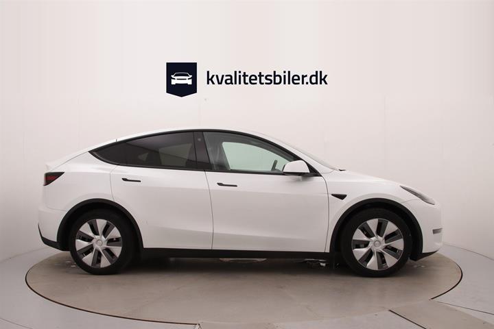 Hvid Tesla Model Y fra 2023