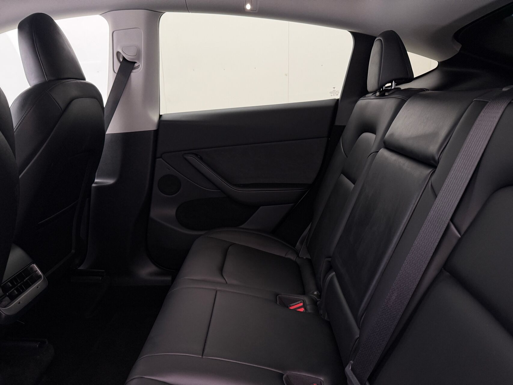 Hvid Tesla Model Y fra 2023