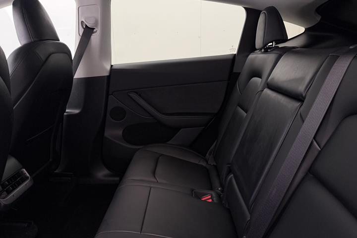 Hvid Tesla Model Y fra 2023