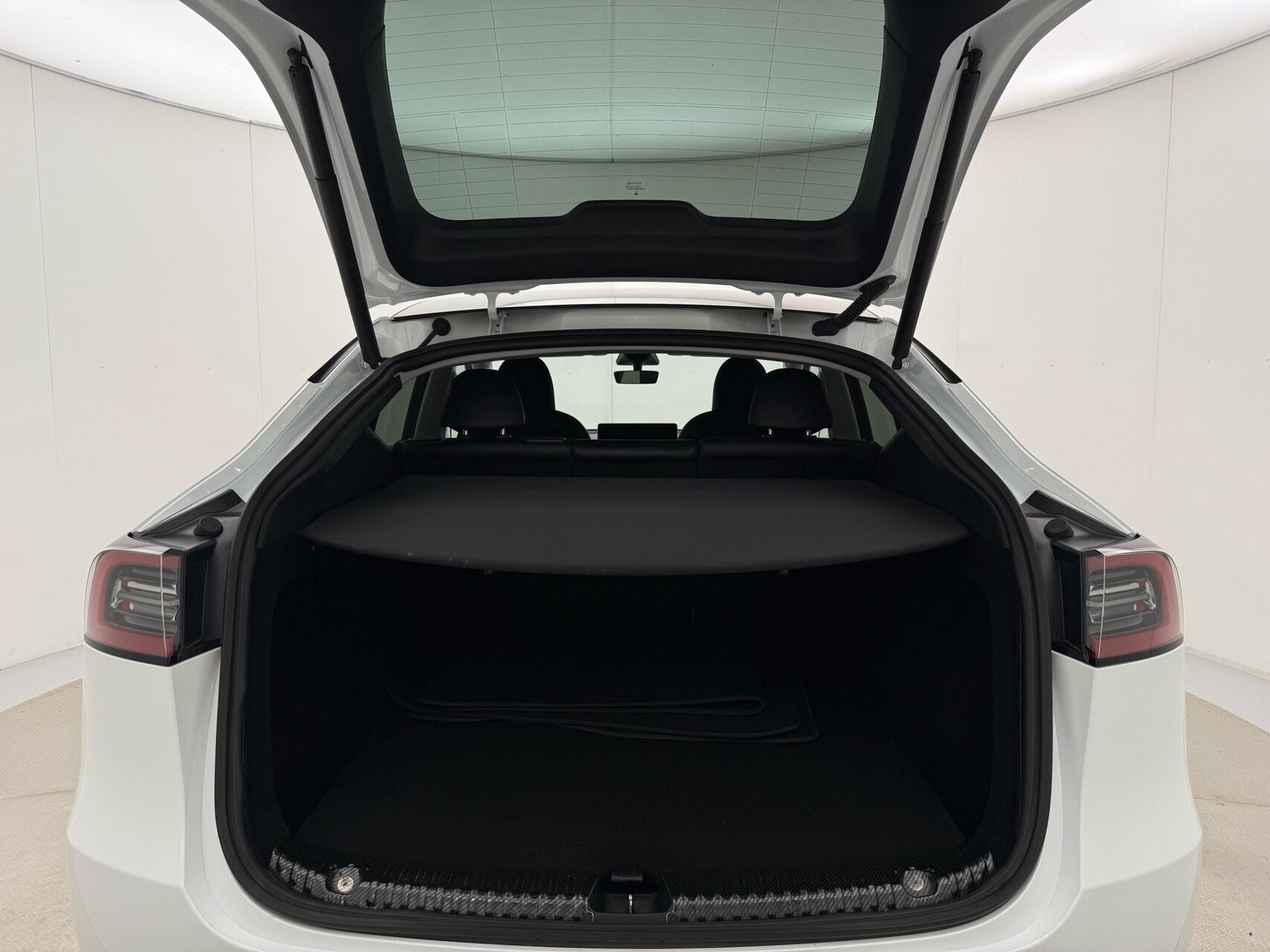Hvid Tesla Model Y fra 2023