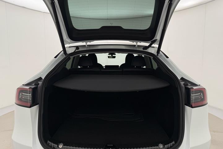 Hvid Tesla Model Y fra 2023
