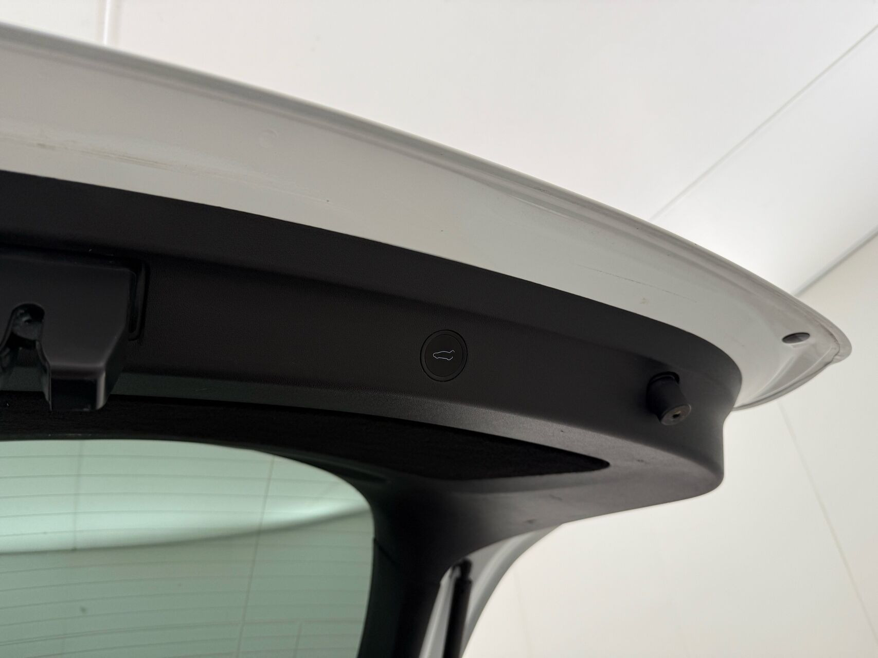 Hvid Tesla Model Y fra 2023