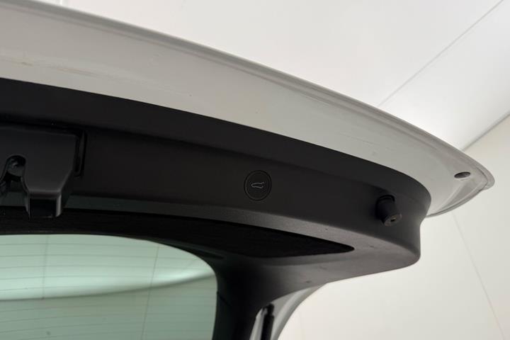 Hvid Tesla Model Y fra 2023