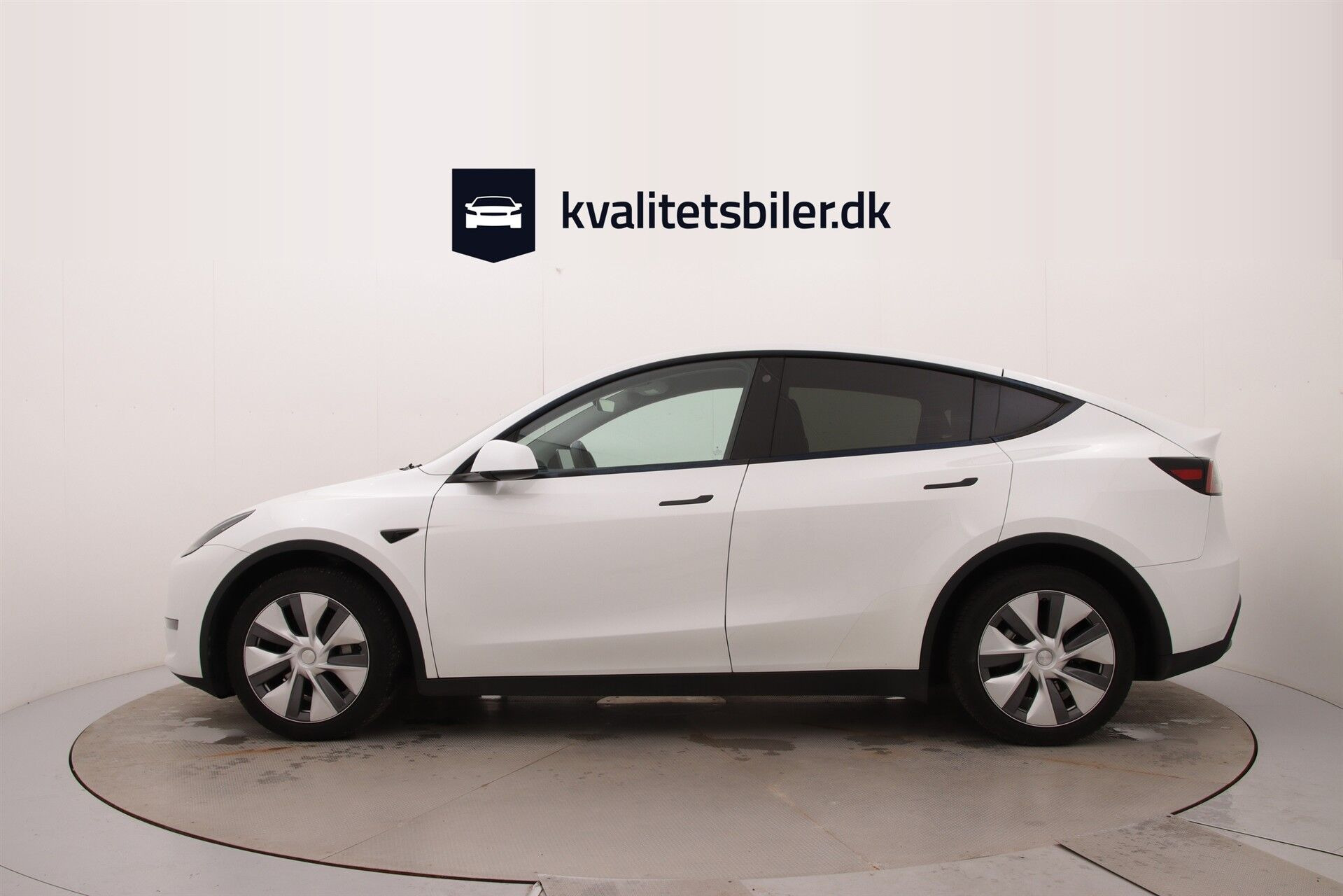 Hvid Tesla Model Y fra 2023