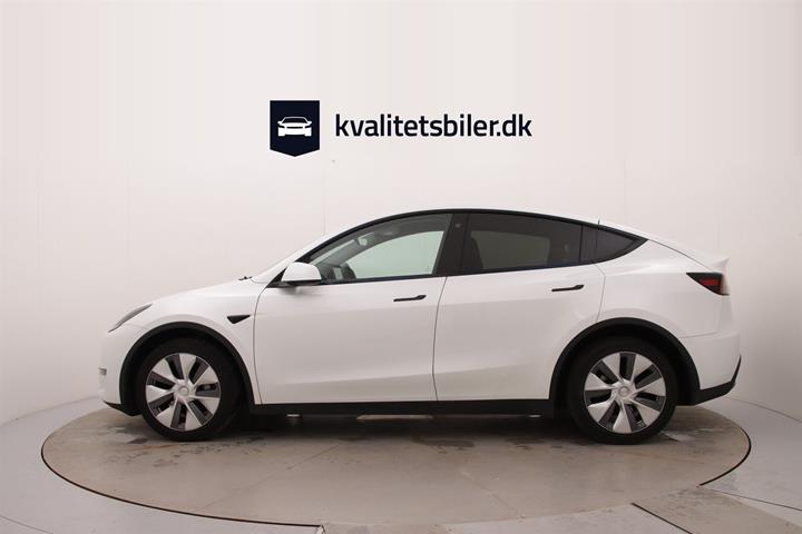 Hvid Tesla Model Y fra 2023