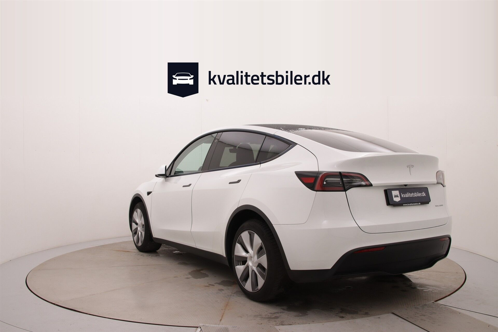 Hvid Tesla Model Y fra 2023