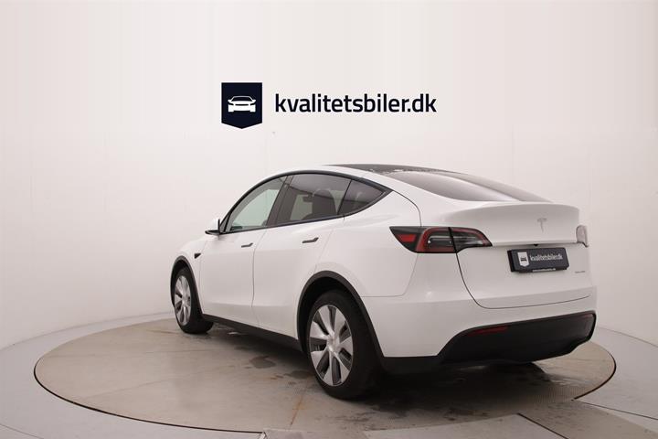 Hvid Tesla Model Y fra 2023