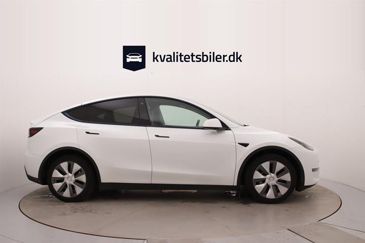 Hvid Tesla Model Y fra 2023