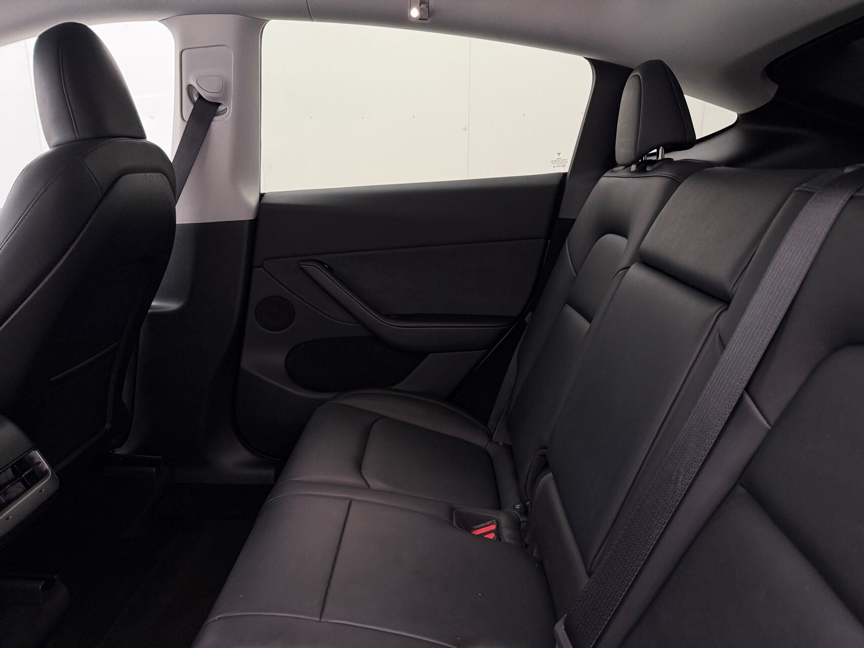 Hvid Tesla Model Y fra 2023