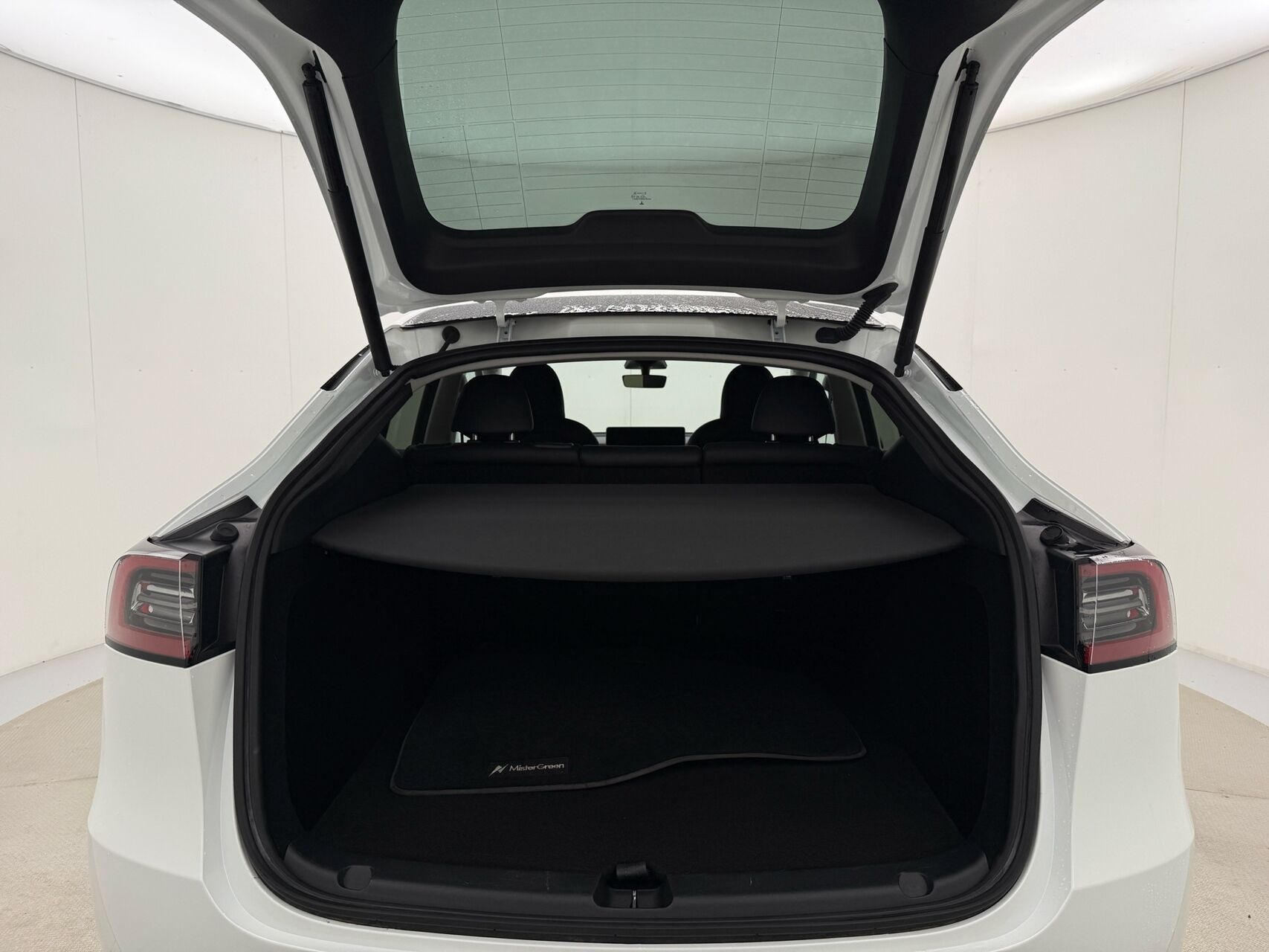 Hvid Tesla Model Y fra 2023