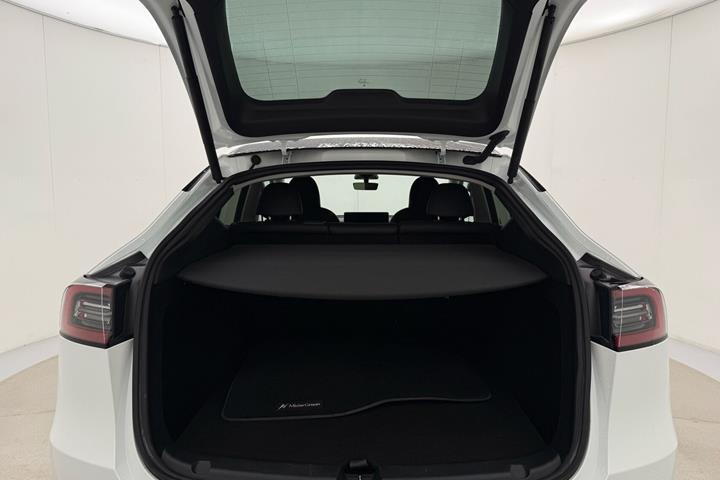 Hvid Tesla Model Y fra 2023