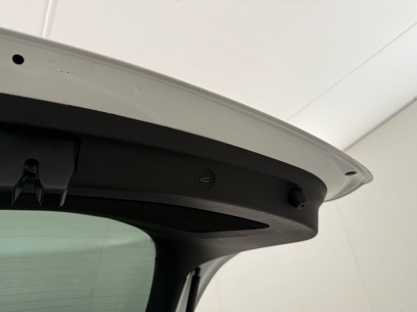 Hvid Tesla Model Y fra 2023