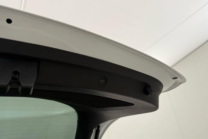 Hvid Tesla Model Y fra 2023