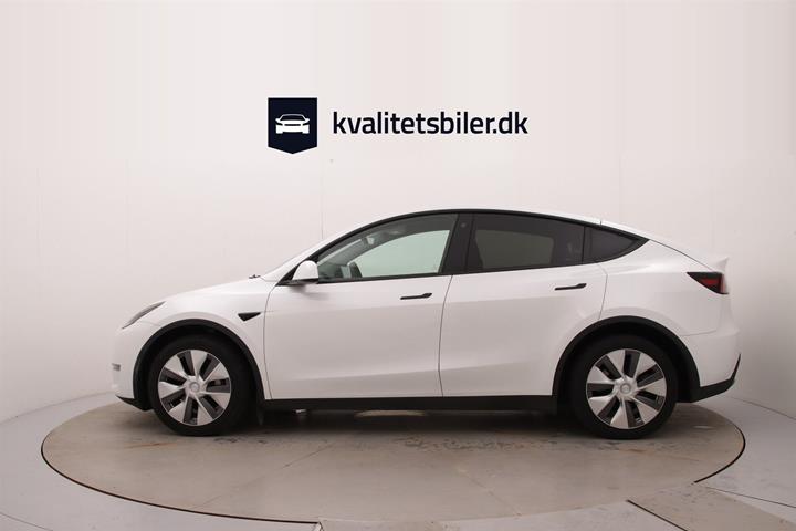 Hvid Tesla Model Y fra 2023