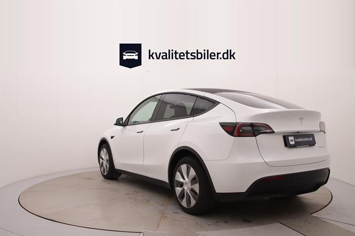 Hvid Tesla Model Y fra 2023