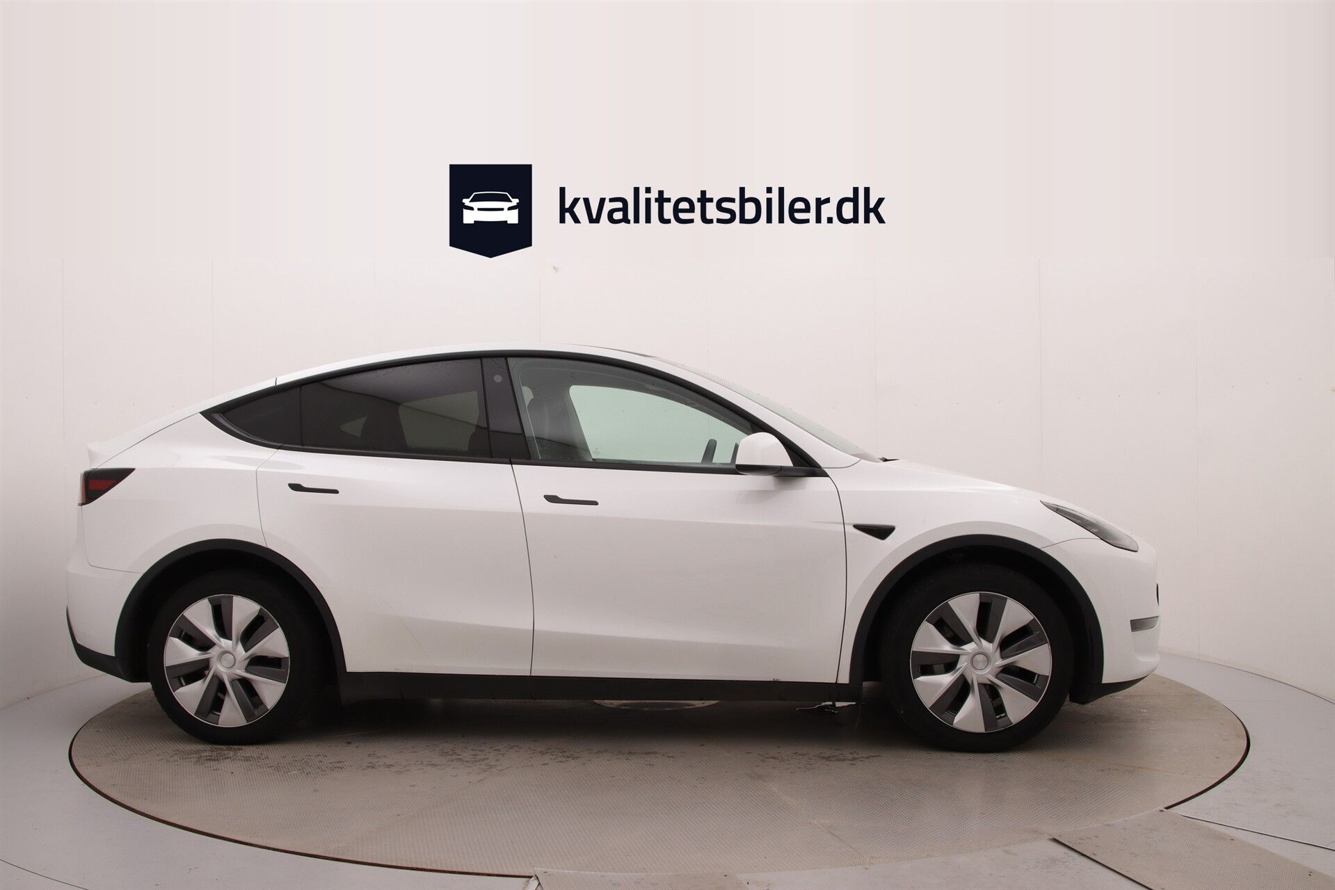 Hvid Tesla Model Y fra 2023