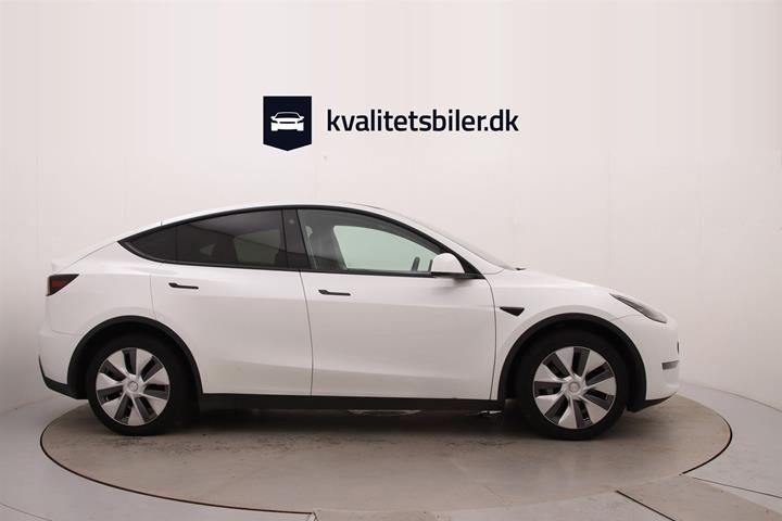 Hvid Tesla Model Y fra 2023