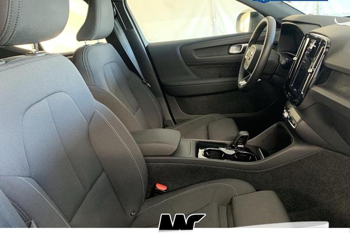 Sølv Volvo XC40 fra 2024