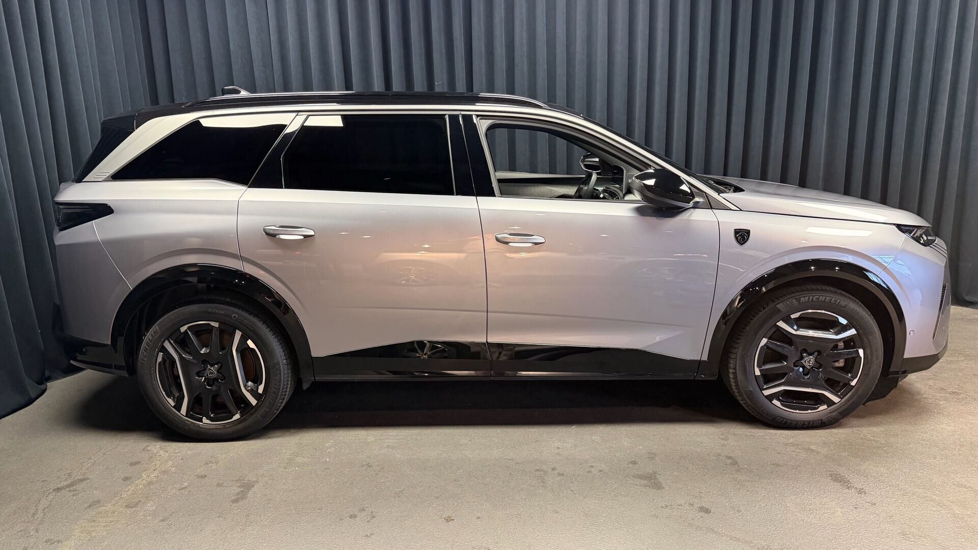 Grå Peugeot e-5008 fra 2025