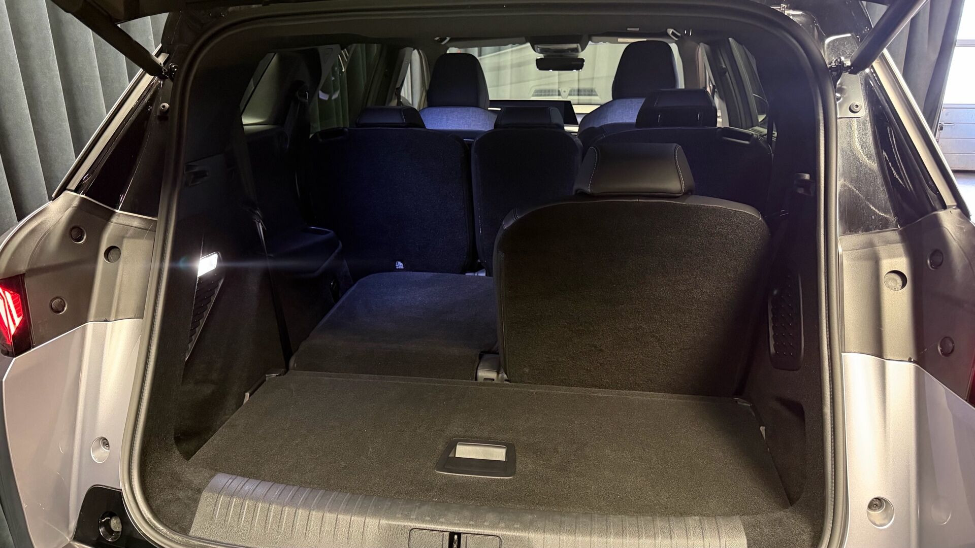 Grå Peugeot e-5008 fra 2025
