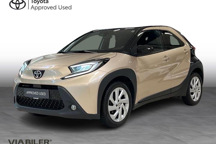 Beige Toyota Aygo X fra 2023 set udefra