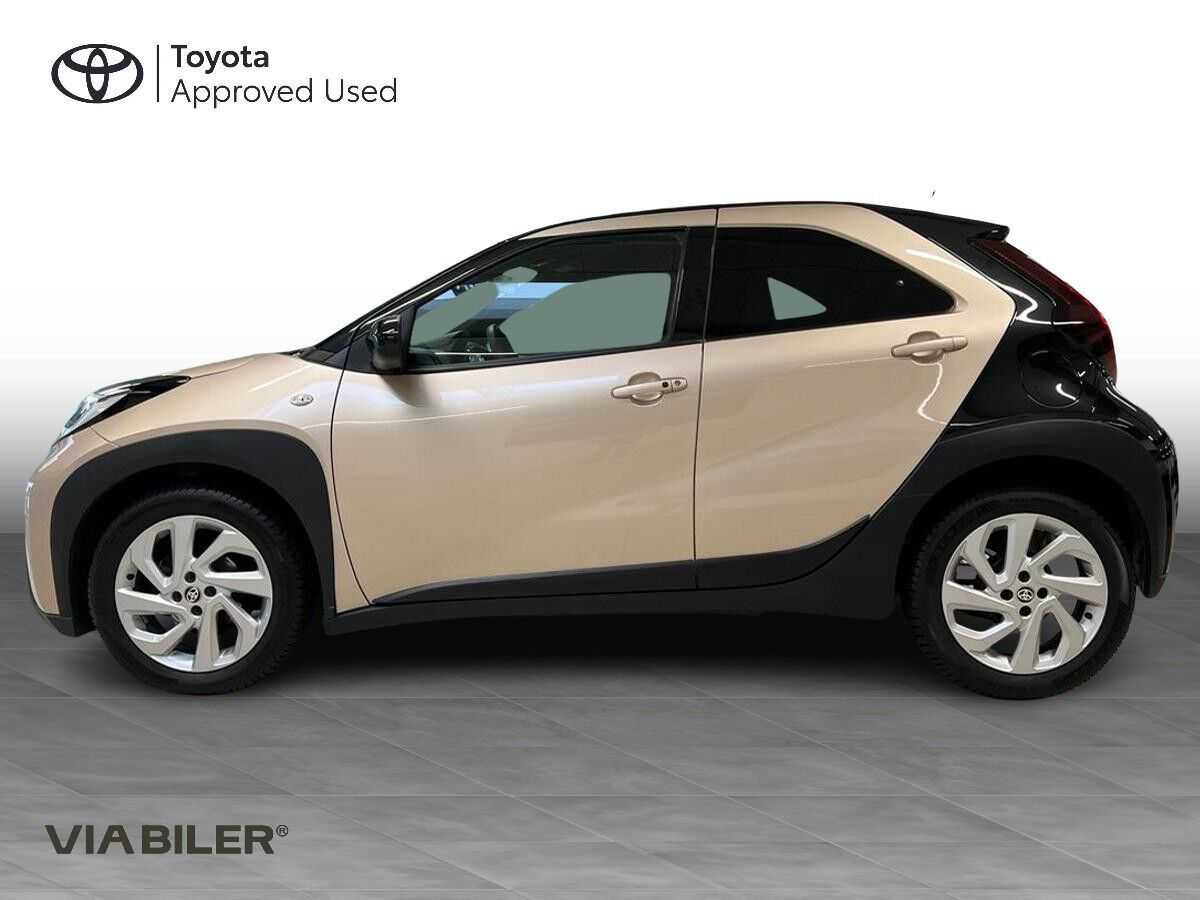 Beige Toyota Aygo X fra 2023