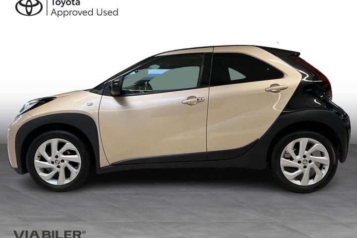 Beige Toyota Aygo X fra 2023