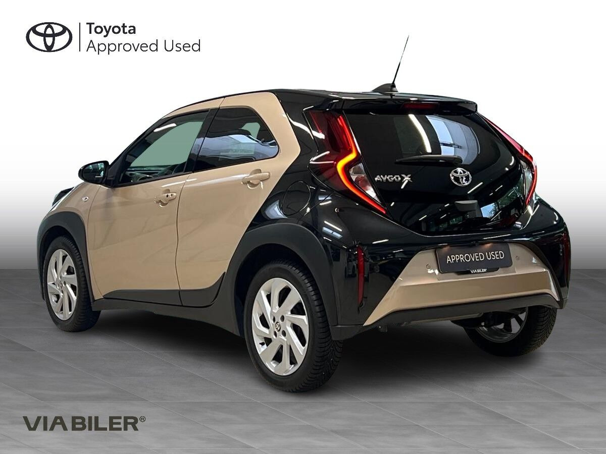 Beige Toyota Aygo X fra 2023