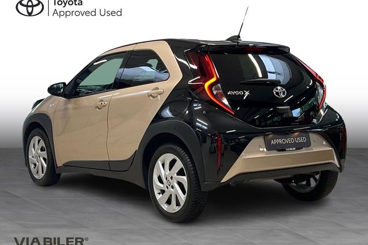 Beige Toyota Aygo X fra 2023