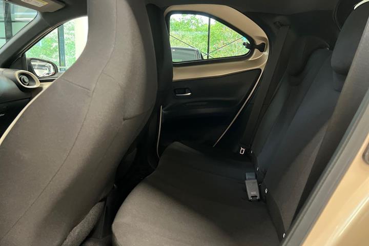 Beige Toyota Aygo X fra 2023