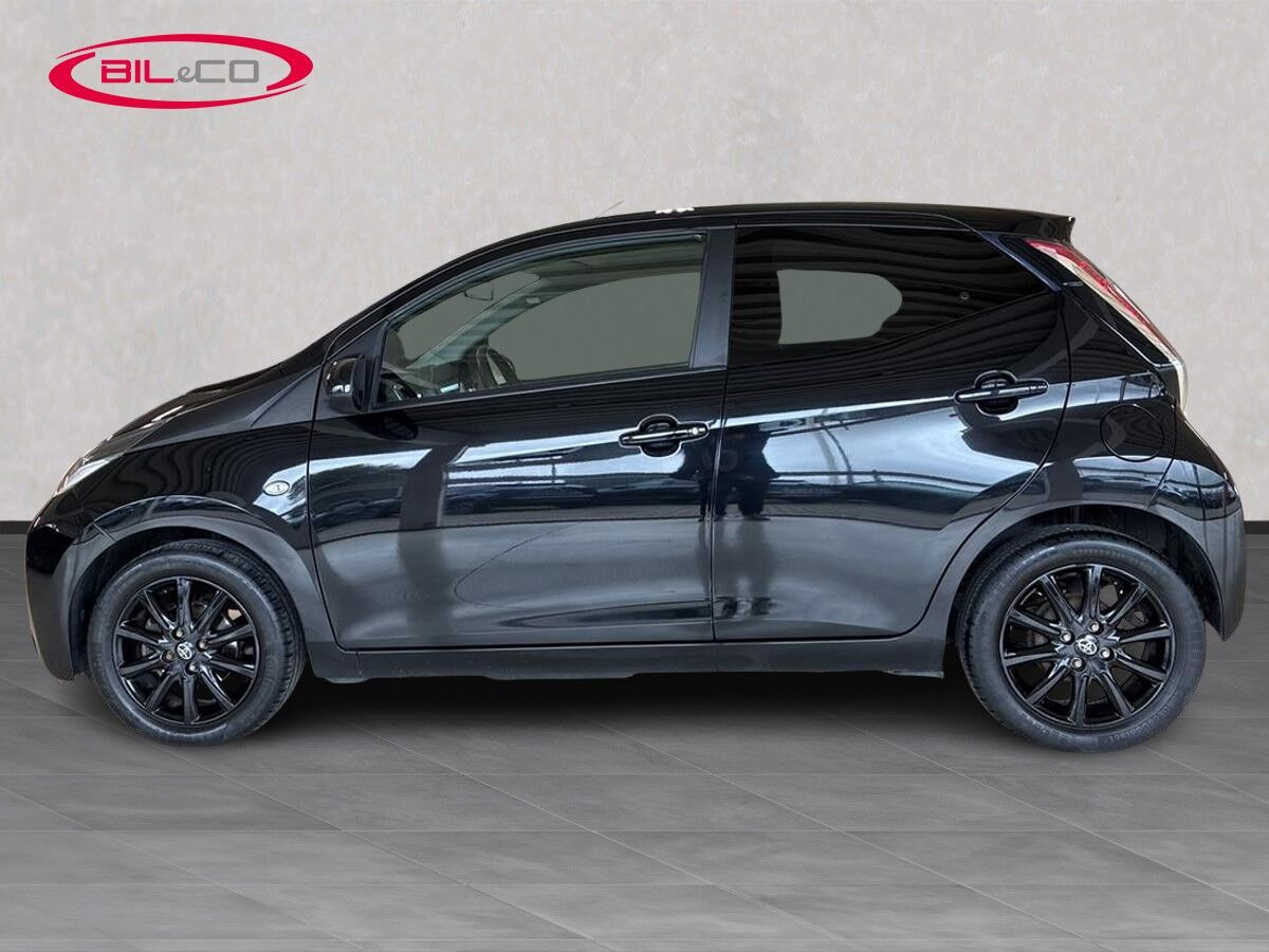 Sort Toyota Aygo fra 2016