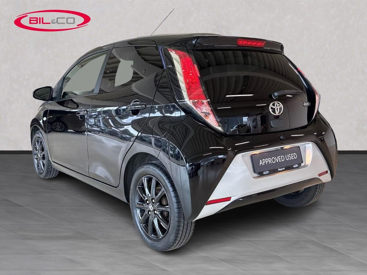 Sort Toyota Aygo fra 2016