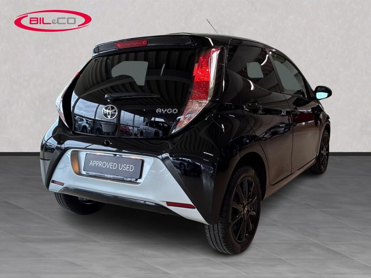 Sort Toyota Aygo fra 2016