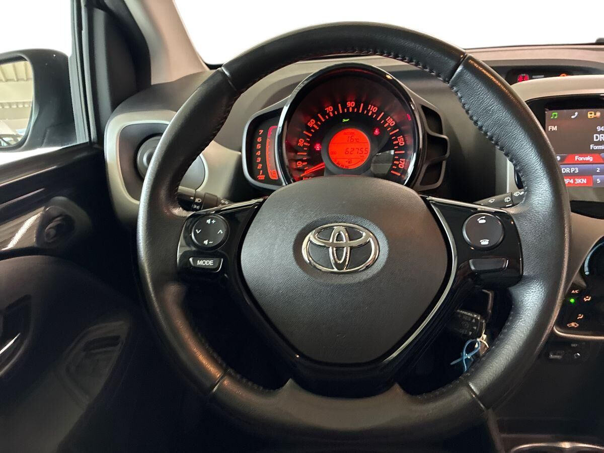 Sort Toyota Aygo fra 2016