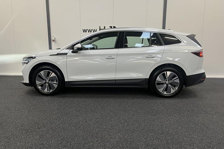 Hvid Skoda Enyaq fra 2021