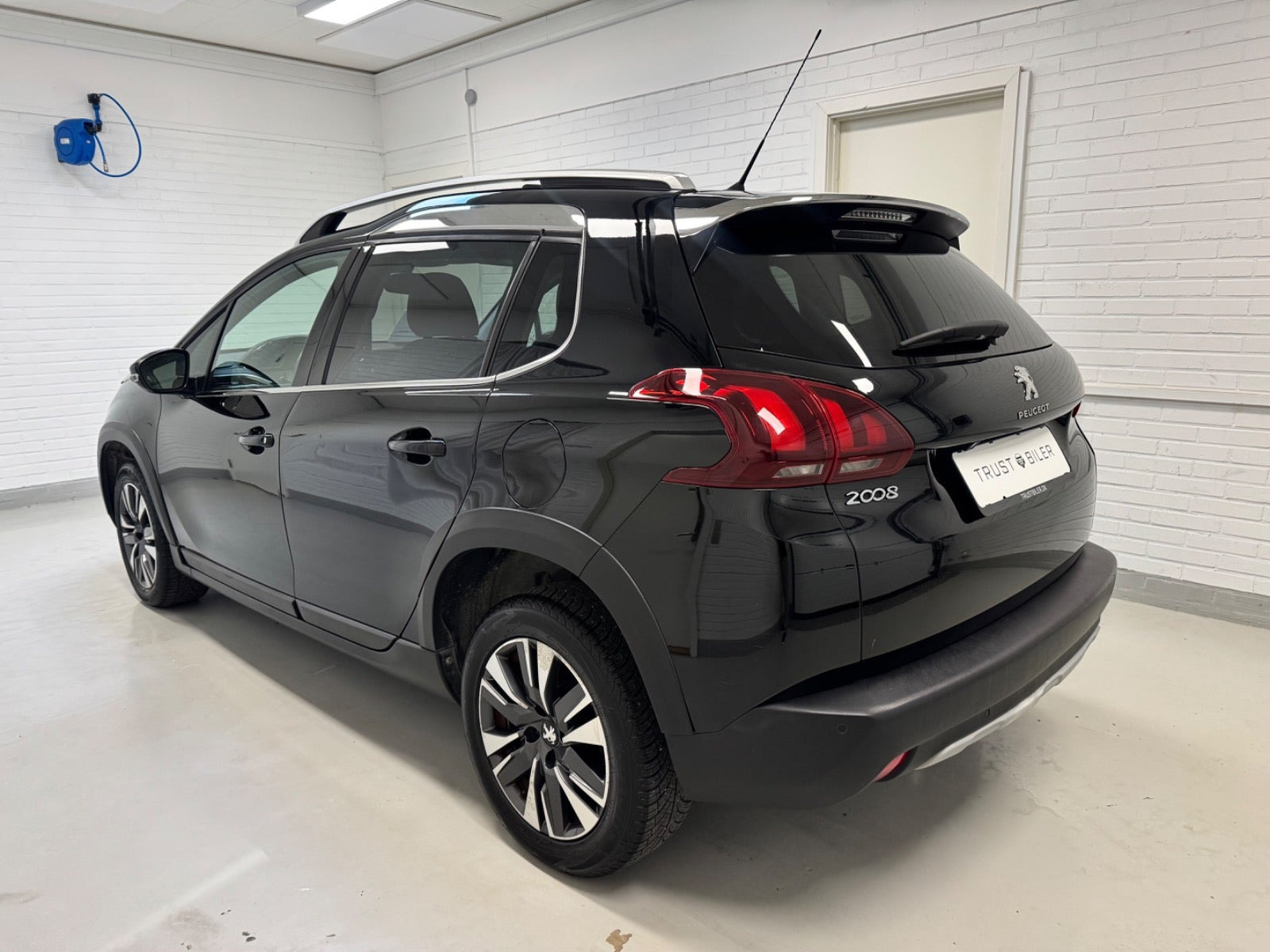 Sort Peugeot 2008 fra 2017