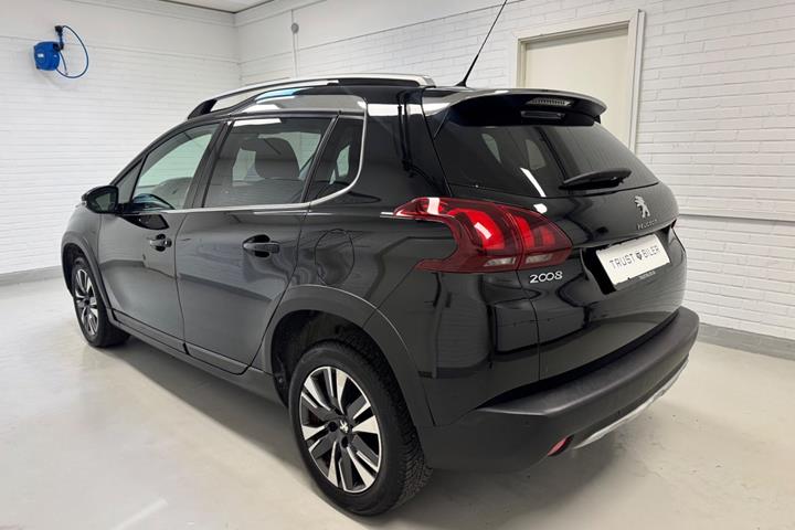 Sort Peugeot 2008 fra 2017