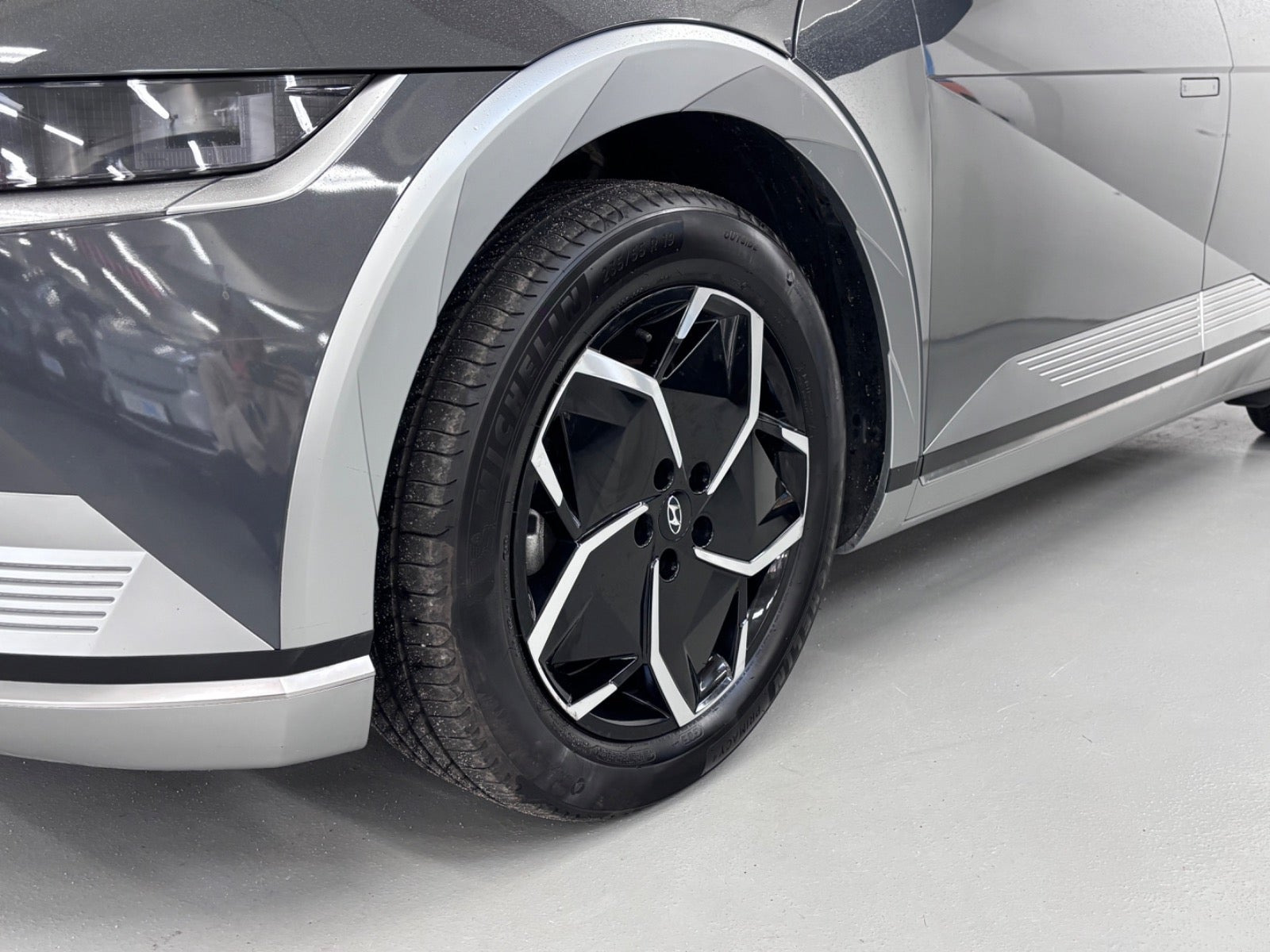 Grå Hyundai Ioniq 5 fra 2024