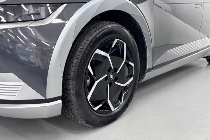 Grå Hyundai Ioniq 5 fra 2024