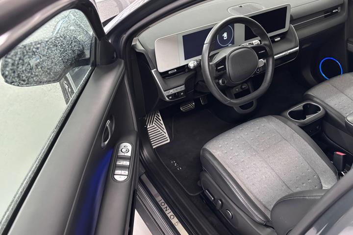 Grå Hyundai Ioniq 5 fra 2024