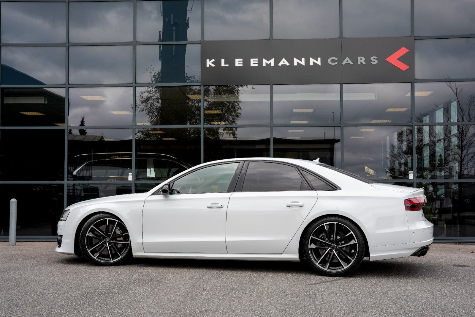 Gul Audi S8 fra 2016