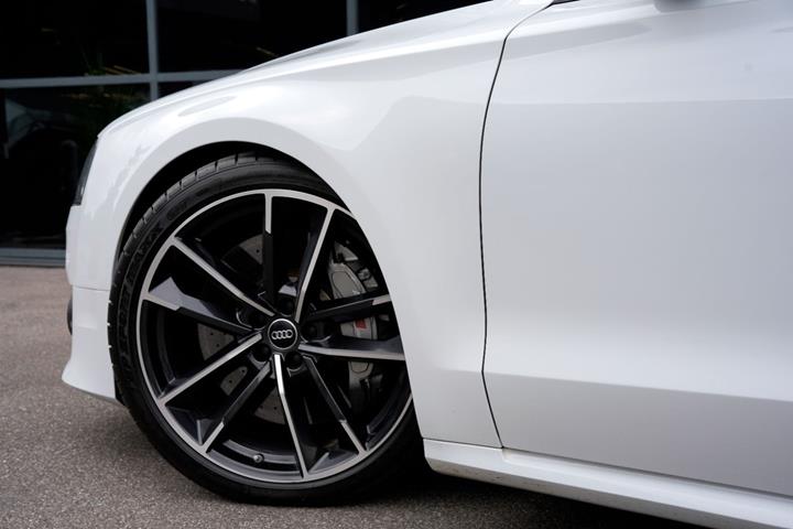 Gul Audi S8 fra 2016